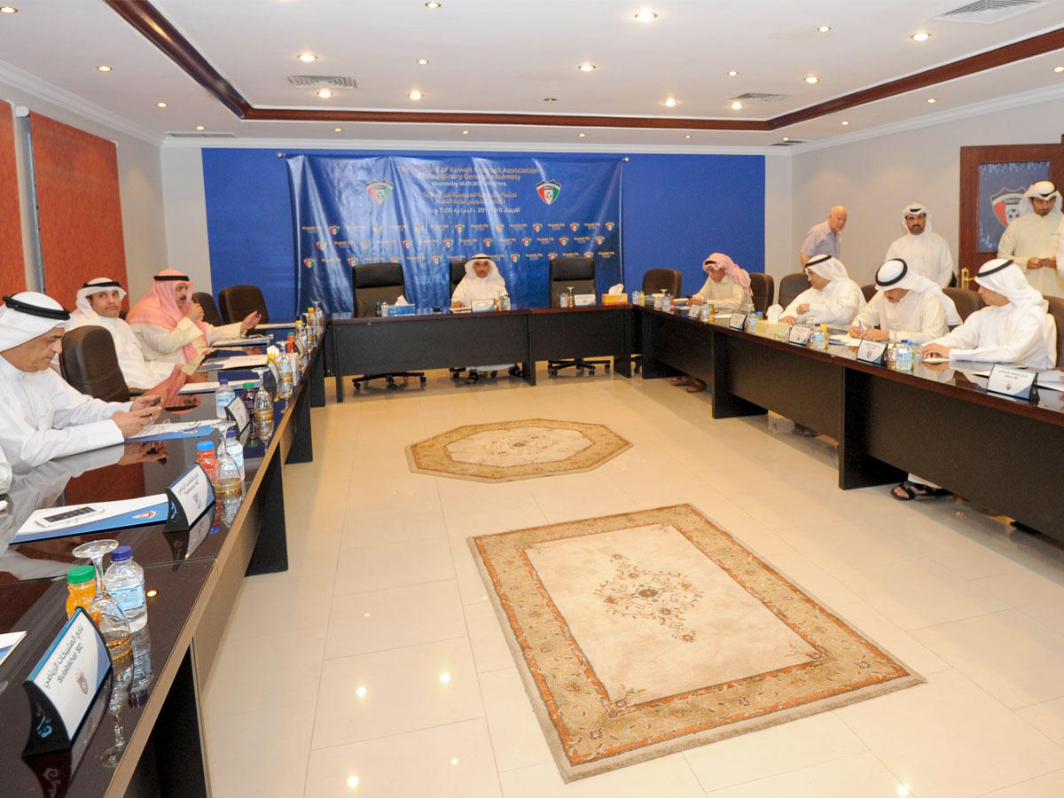 صورة لإجتماع الجمعية العمومية لاتحاد كرة القدم مساء أمس