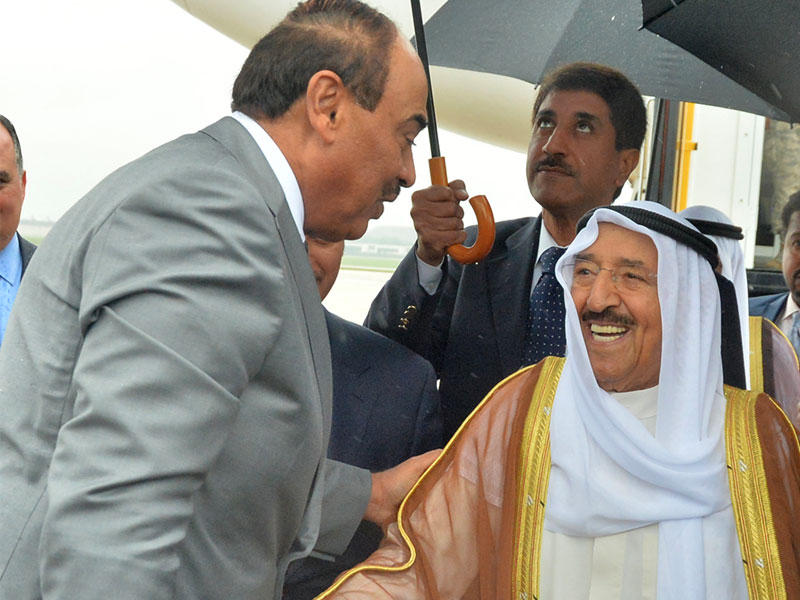 الأمير لدى وصوله إلى واشنطن وفي استقباله صباح الخالد