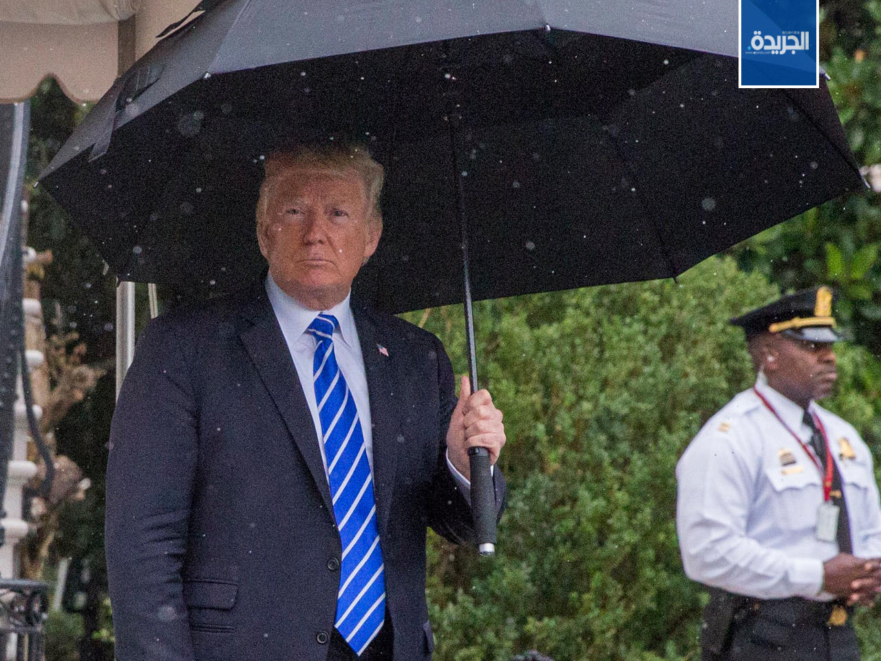 ترامب قبل صعوده طاذرة الرئاسة العمودية في الحديقة الجنوبية للبيت الأبيض في واشنطن