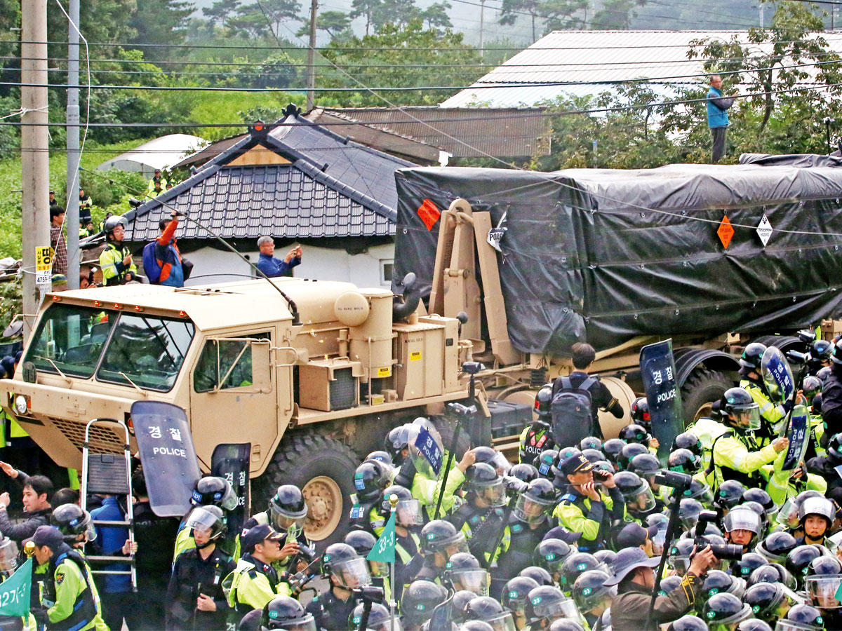 قوات الأمن الكورية الجنوبية تفض احتجاجات على نشر بطاريات دفاعية جنوب سيول أمس (إي بي أيه)