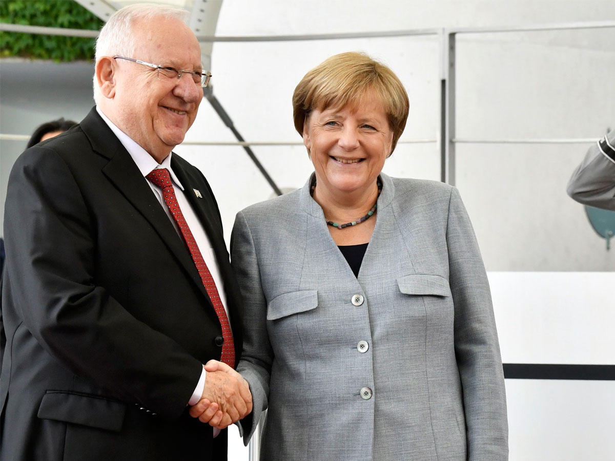 الرئيس الإسرائيلي رؤفين ريفلين، أمس، خلال لقائه المستشارة الألمانية آنجيلا ميركل