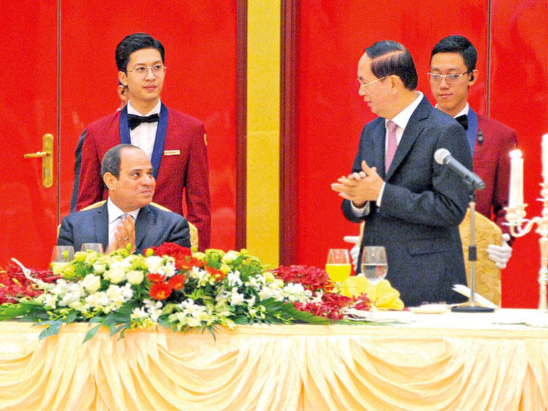 الرئيس الفيتنامي مرحبا بالسيسي خلال مأدبة عشاء  في هانوي أمس   (الجريدة)