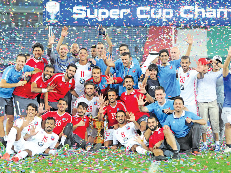 فريق الكويت «السوبر» يحتفل بالكأس (تصوير نوفل إبراهيم)