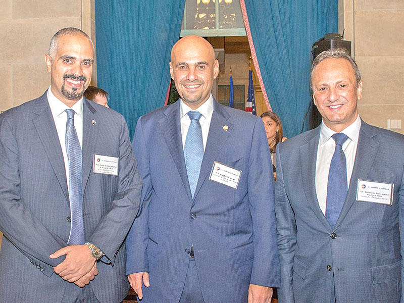 الصالح متوسطاً السفير جابر السالم ومشعل الجابر