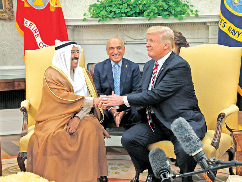 الأمير مصافحاً الرئيس ترامب