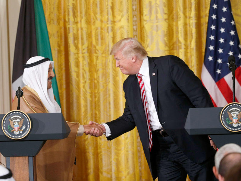 الأمير مصافحاً الرئيس الأميركي بعد المؤتمر الصحافي المشترك أمس