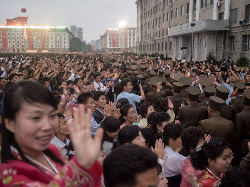 حشود تحتفل بعلماء النووي في ساحة كيم إيل سونغ أمس الأول (أ ف ب)n