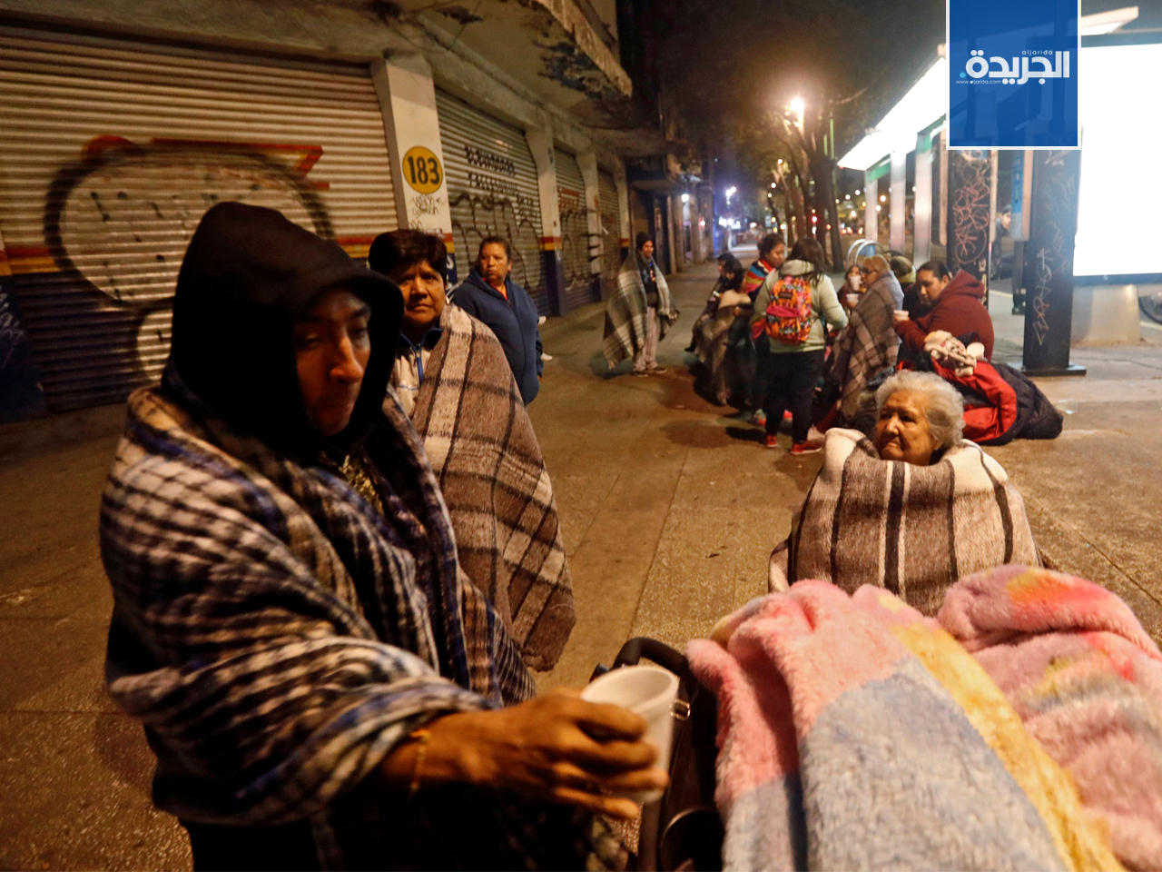 تجمع الناس في الشارع بعد الزلزال الذي ضرب المكسيك