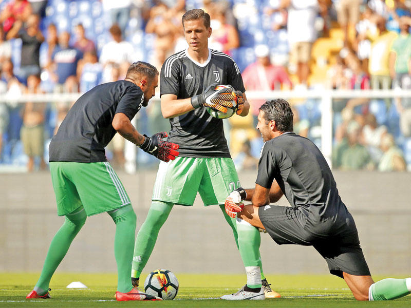 بوفون وبقية حراس يوفنتوس خلال التدريبات