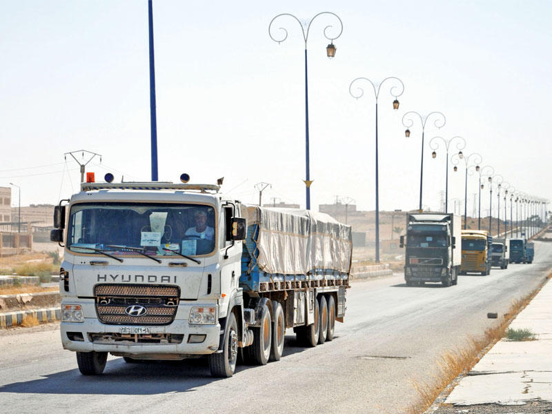 وصول شاحنات تحمل إمدادات إلى دير الزور أمس الأول  (أ ف ب)