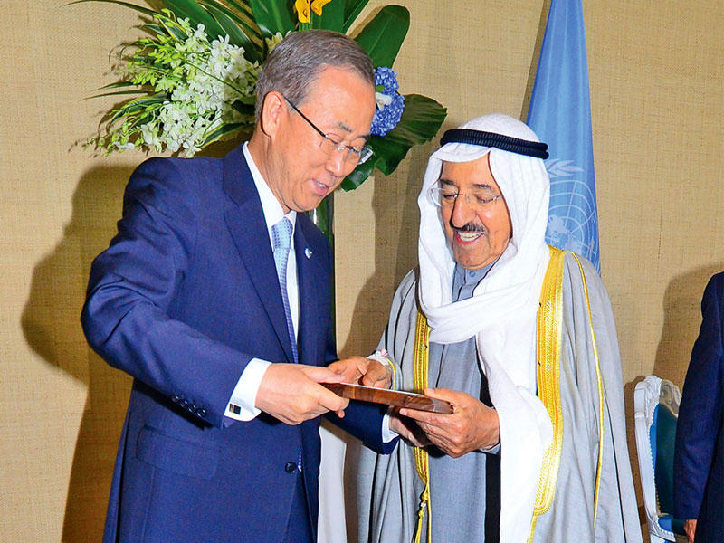 الأمير يتسلم شهادة تقدير من بان كي مون بمناسبة منحه لقب «قائد العمل الإنساني»