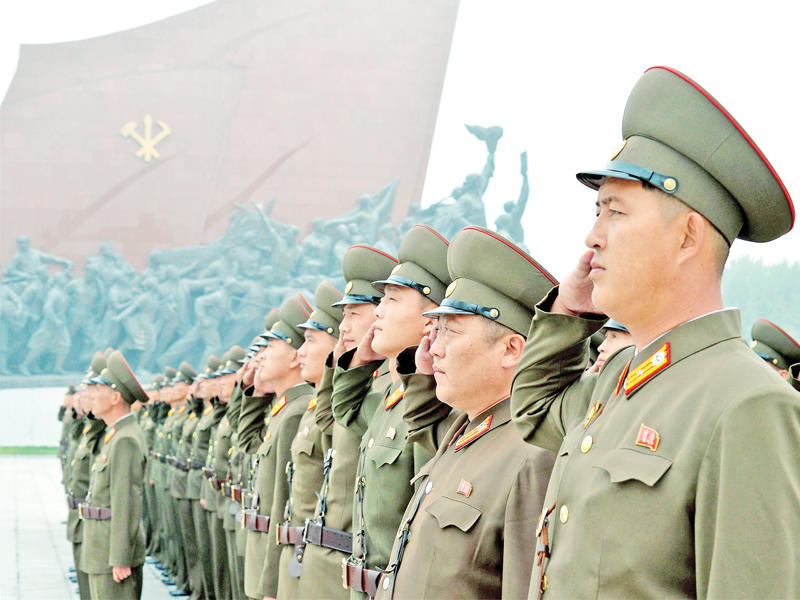 جنود يؤدون التحية خلال احتفالات تأسيس كوريا الشمالية أمس (رويترز)