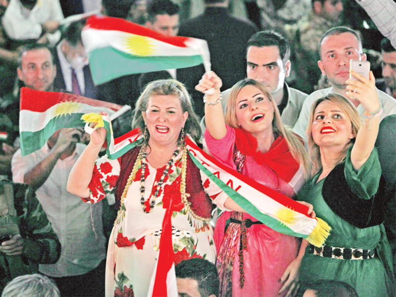 تجمع نسائي داعم للاستفتاء بأربيل أمس الأول   (رويترز)