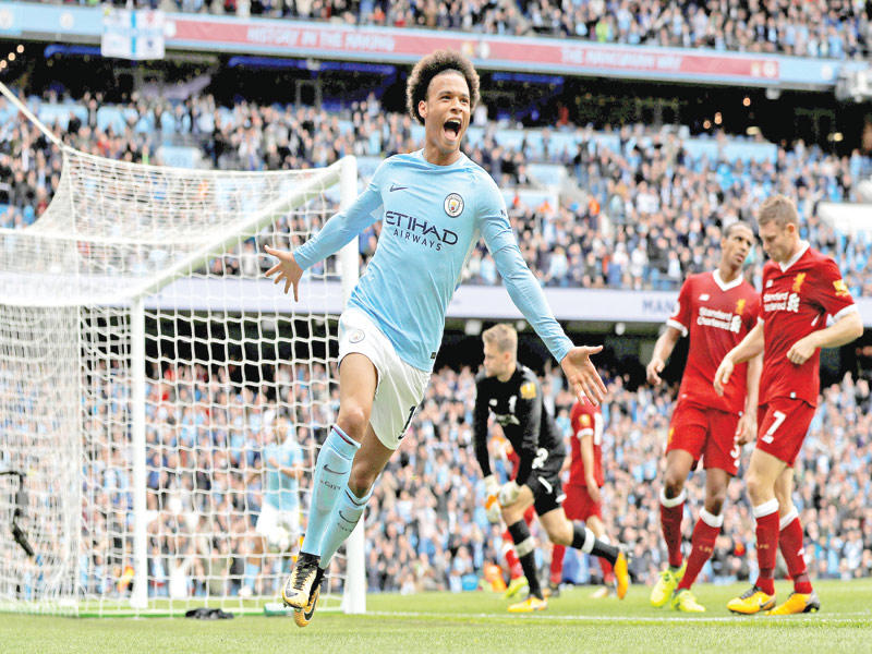 ساني نجم مانشستر سيتي يحتفل بهدفه في مرمى ليفربول