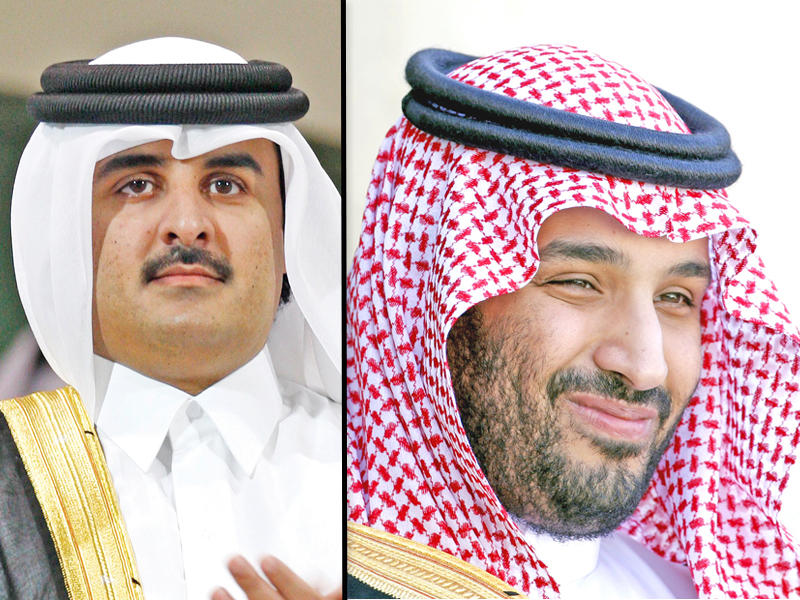 من يمين الصورة ولي العهد السعودي الأمير محمد بن سلمان و أمير قطر الشيخ تميم بن حمد