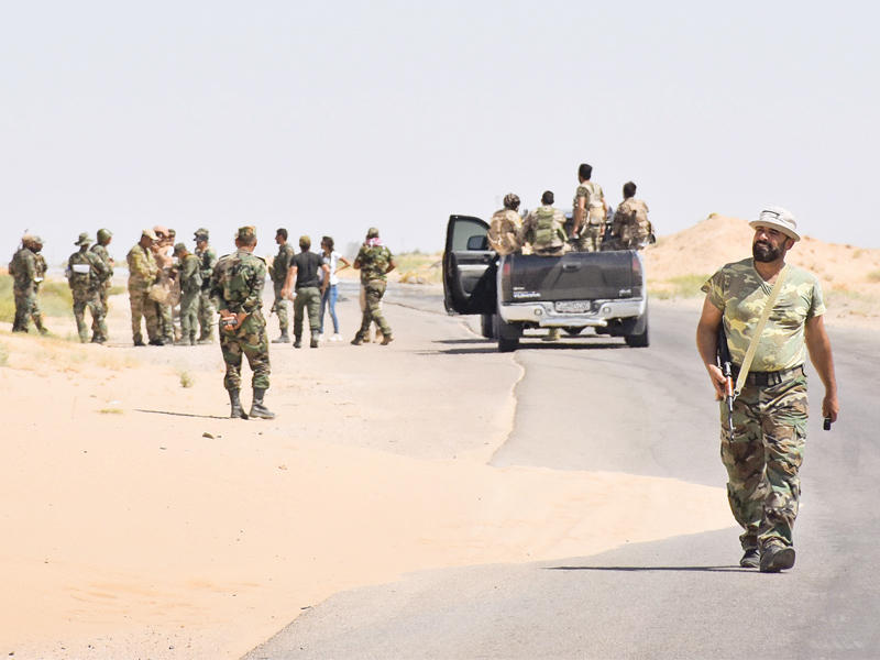 قوات الأسد على طريق المليحة في ريف دير الزور الشمالي أمسt(أ ف ب)