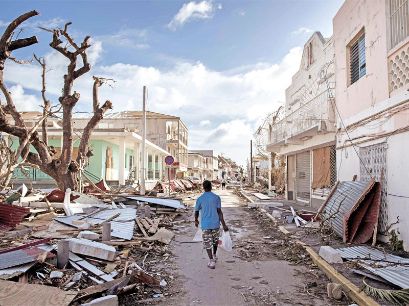 آثار الدمار التي سببها الإعصار