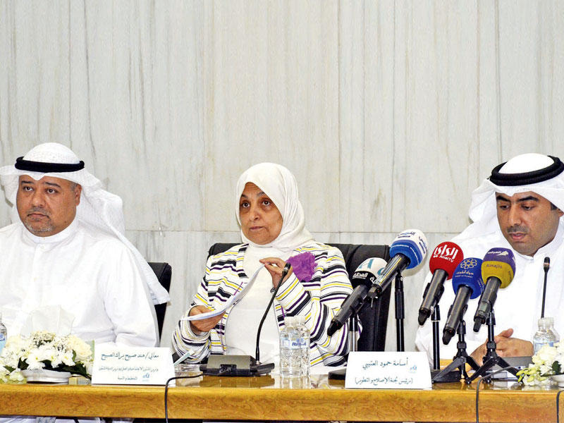 الصبيح تتوسط العتيبي وخالد مهدي خلال اجتماع لجنة الإصلاح بالمجلس البلدي