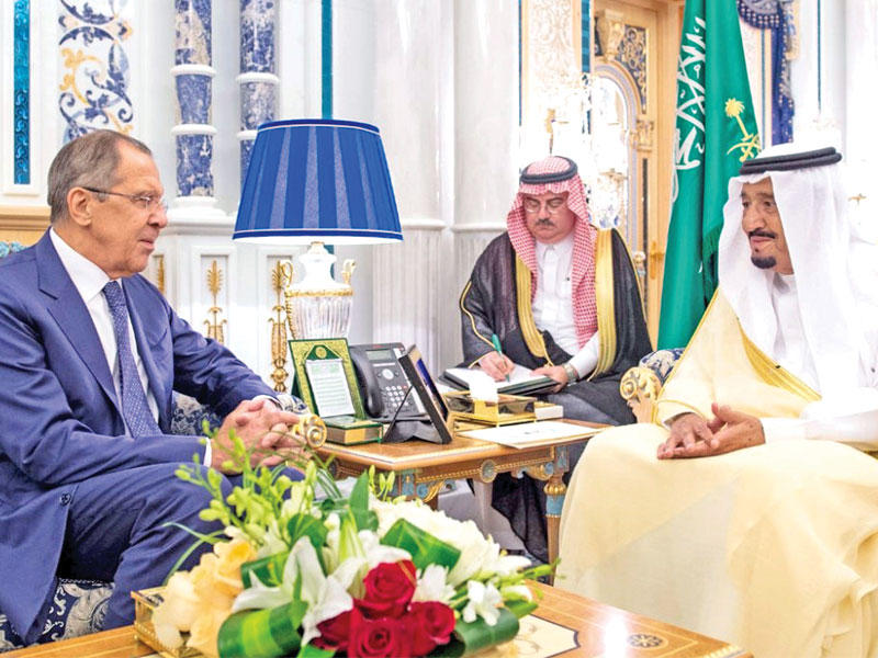 خادم الحرمين مستقبلاً لافروف في جدة أمس (أ ف ب)