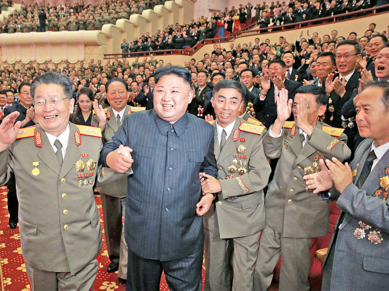 كيم يداً بيد مع مسؤولي البرنامج النووي خلال الاحتفال بمسرح الشعب في بيونغ يانغ   (إي بي إيه)