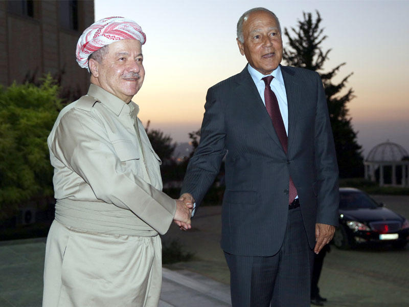  رئيس إقليم كردستان العراق مسعود بارزاني مصافحا الأمين العام للجامعة العربية أحمد أبوالغيط