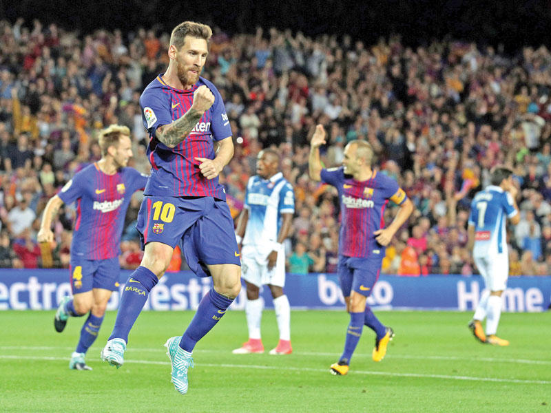 ليونيل ميسي يحتفل بعد إحرازه الهدف الأول في مرمى إسبانيول