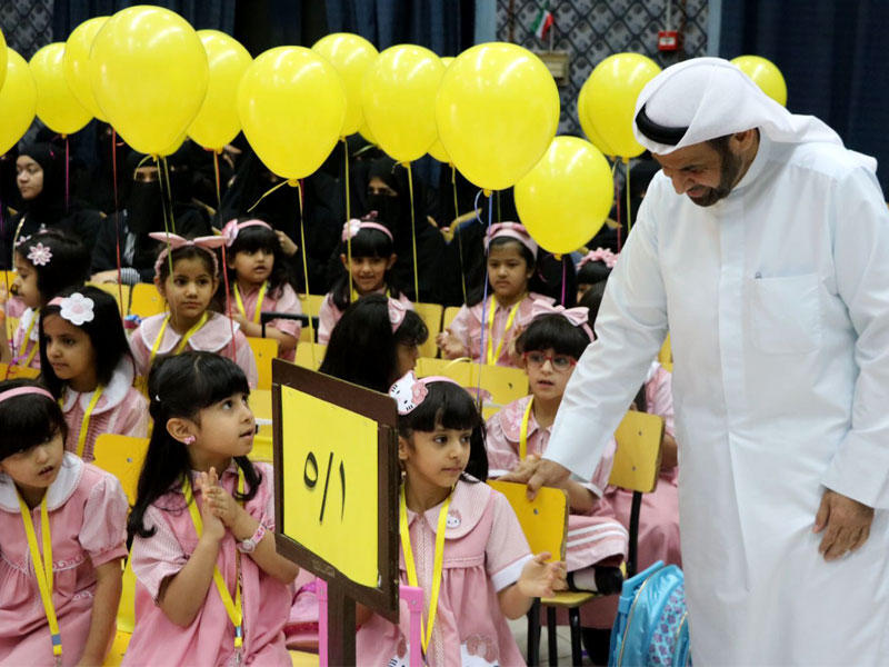 العومي يتقفد إحدى المدارس في اليوم الأول لدوام الصف الأول الابتدائي