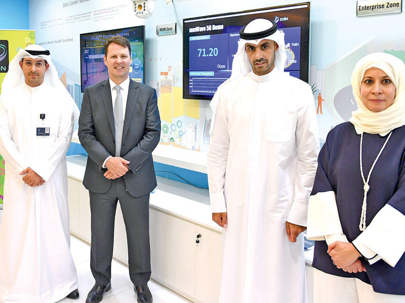 الخرافي يتوسط الروضان وجيجنهايمر والغربللي خلال اختبار تكنولوجيا الـ 5G