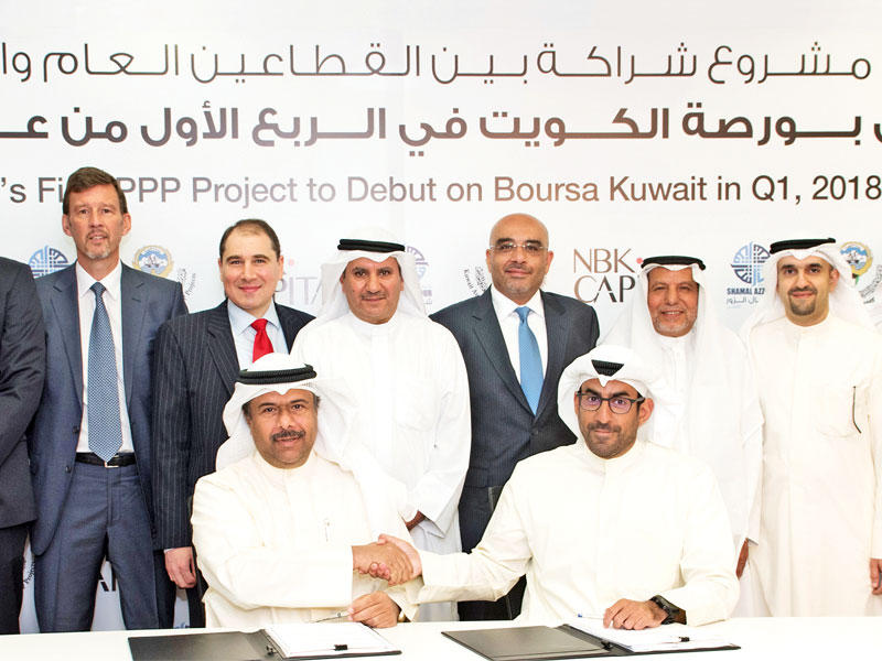 مطلق الصانع (الجالس يساراً) وفيصل عبداللطيف الحمد خلال التوقيع