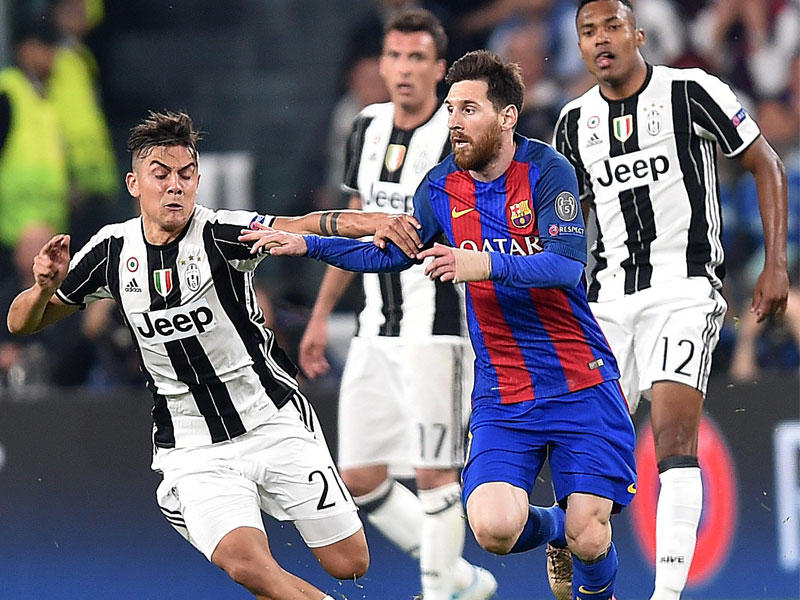 ميسي وديبالا خلال مواجهة الفريقين الموسم الماضي