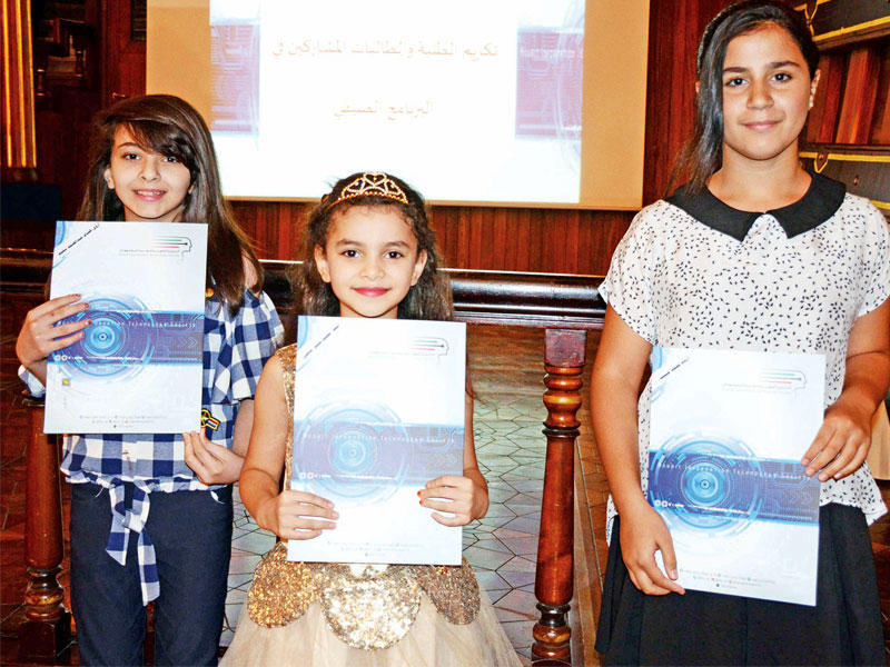 عدد من الطلبة