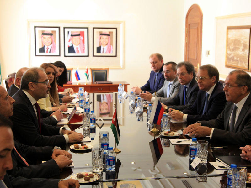 وزير الخارجية الأردني أيمن الصفدي يجتمع مع وزير الخارجية الروسي سيرغي لافروف في وزارة الخارجية في عمان أمس  (إي بي إيه)