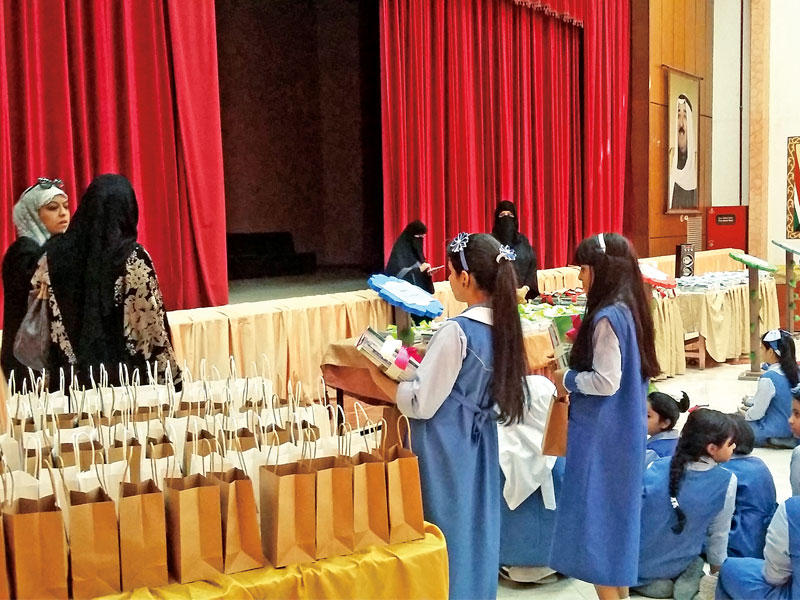 جانب من توزيع الكتب على الطالبات في «الصليبية المتوسطة» بنات أمسn