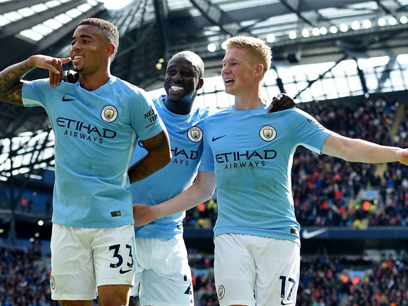 لاعبو مانشستر سيتي خلال المباراة الماضية أمام ليفربول