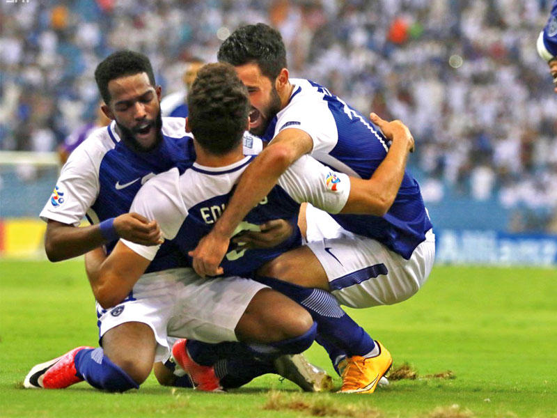 إدواردو يحتفل مع زملاءه