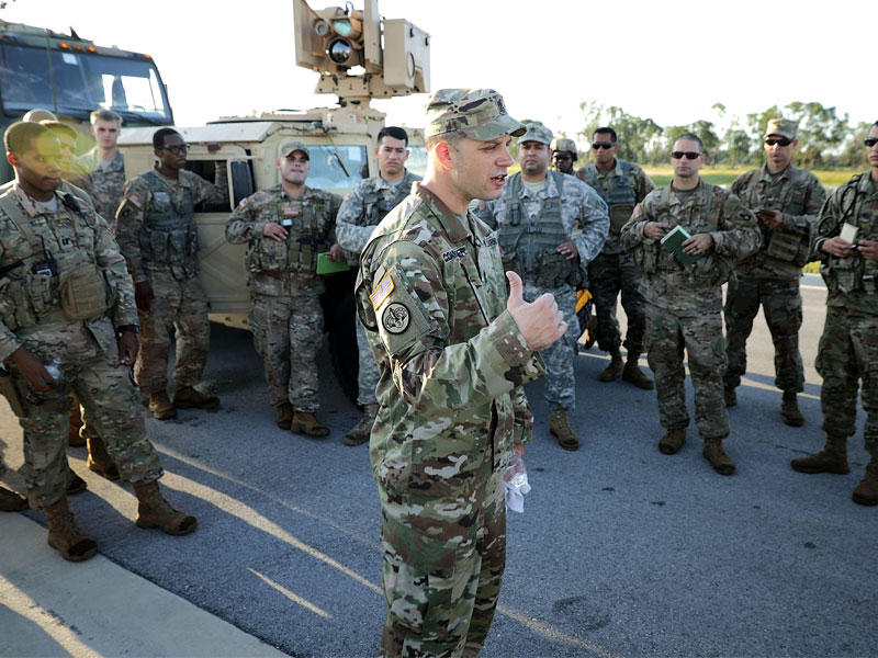 الحرس الوطني وقوات أمن خاصة في فلوريدا أمس (أ ف ب)