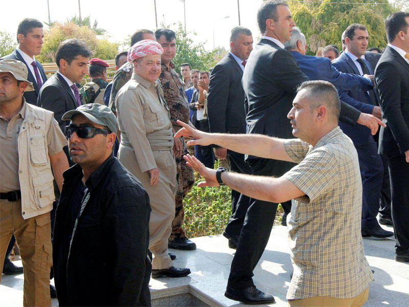 بارزاني محاطاً بحمايته خلال زيارته لكركوك أمس (رويترز)