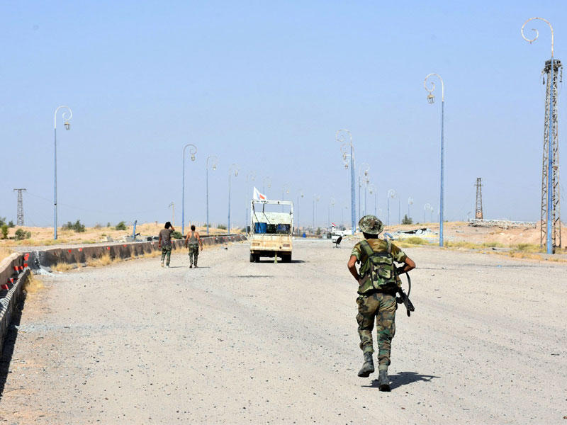 جندي بأحد شوارع دير الزور أمس الأول