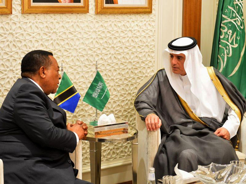 وزير الخارجية السعودي عادل الجبير مستقبلاً نظيره التنزاني أوجاستين فيليب ماهيغا في الرياض أمس 