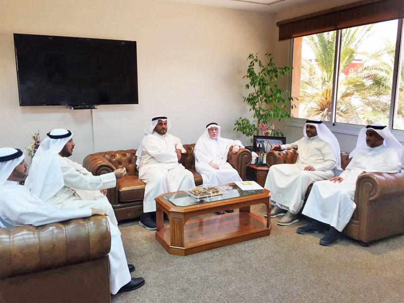 الجبري خلال لقائه الإدارة القانونية بالبلدية