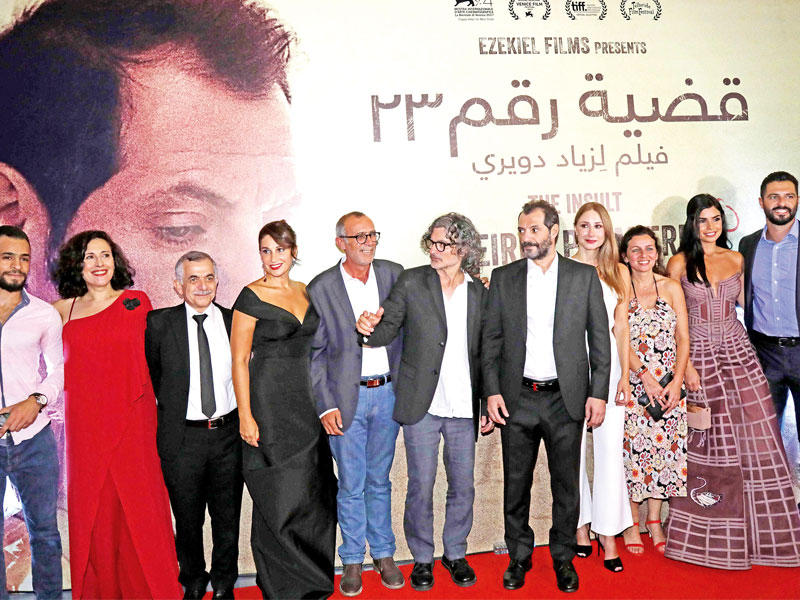 دويري متوسطاً فريق الفيلم