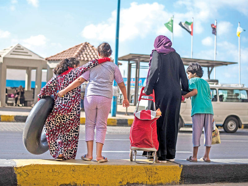 عائلة مصرية على كورنيش الإسكندرية قبل أيام   (إي بي أيه)