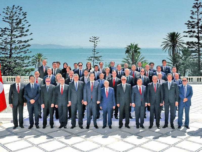 الحكومة التونسية الجديدة في صورة تذكارية بعد أدائها اليمين أمس الأول بقصر قرطاج 