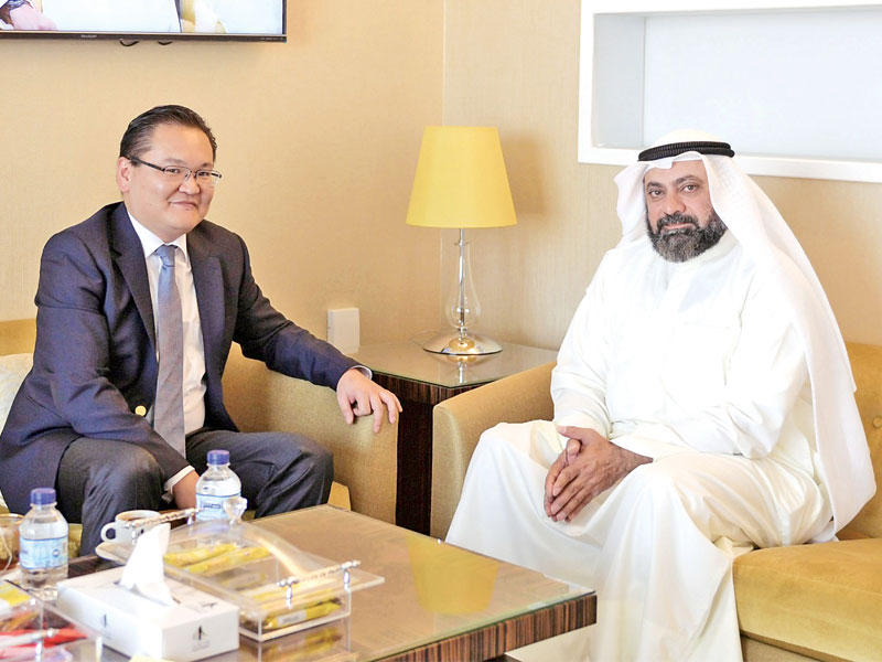 الطبطبائي مستقبلاً السفير المنغولي