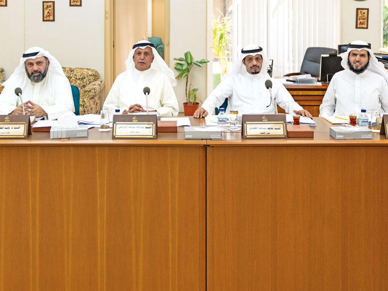 اللجنة خلال اجتماعها أمس