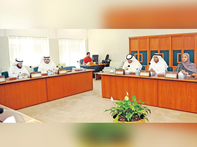 اللجنة خلال الاجتماع أمس         (تصوير عبدالله الخلف)