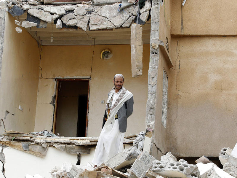 يمني أمام أنقاض مبنى تعرض للقصف في صنعاء أمس الأول (أي بي أيه)n