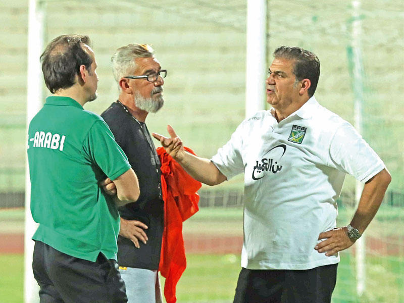 محمد إبراهيم مع الجهاز الفني المساعد