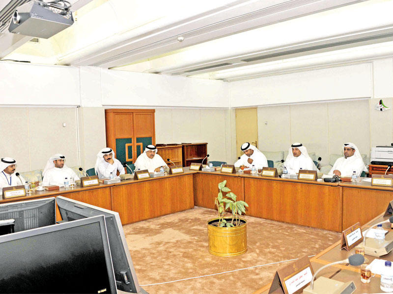 لجنة تحسين الأعمال خلال اجتماعها أمس (تصوير عبدالله الخلف)n