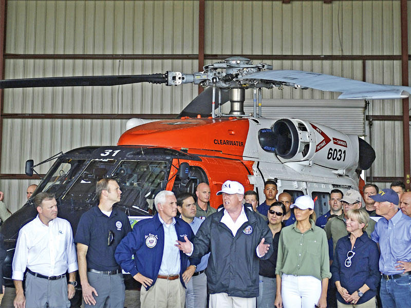 ترامب والسيدة الأولى ميلانيا يتوسطان أمس نائب الرئيس مايك بنس، والسناتور الجمهوري ماركو روبيو وحاكم فلوريدا ريك سكوت خلال جولة ترامب التفقدية على الولاية بعد إعصار إرما (أ ف ب)